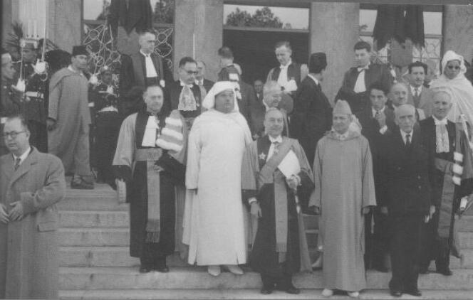 Inauguration de la faculté des lettres de Rabat par le roi Mohammed V et par son fondateur et premier doyen, l'historien Charles-André Julien, en 1957.