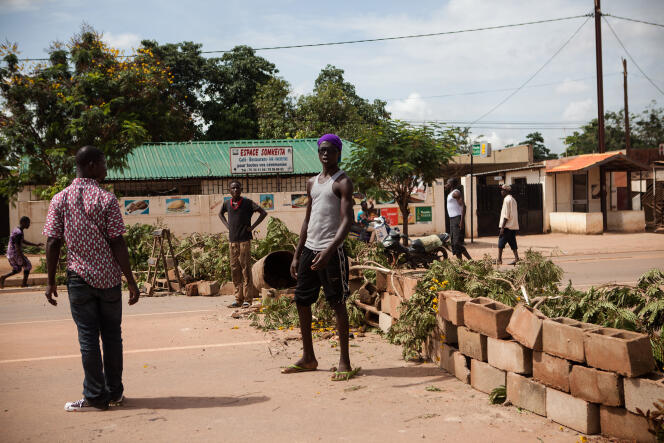 Barricades dans le quartier Gounghin à Ouagadougou. Les burkinabè tentent de résister dans différents quartiers de la capitale. Les soldats continuent de tirer sans sommation dans les rues pour disperser tout rassemblement.