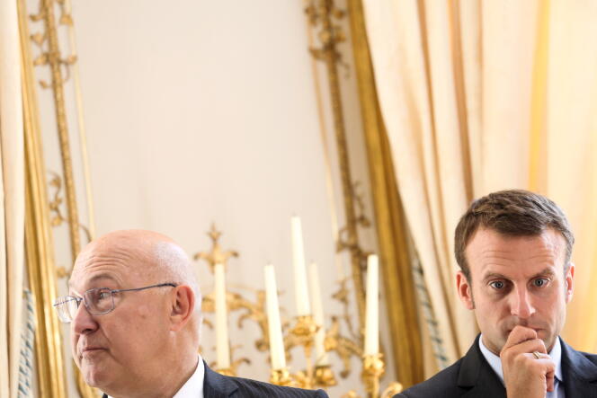 Michel Sapin, ministre des finances et son collègue de l'économie, Emmanuel Macron, à Matignon, le 10 septembre.