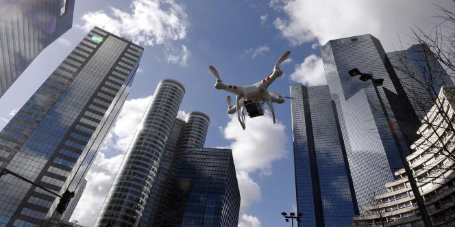 Le survol des zones à forte densité et, bien sûr, l’approche des aéroports sont interdits aux drones de loisirs.