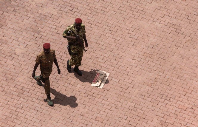 A Ouagadougou, devant l'hôtel où se tiennent les discussions sur une sortie de crise au Burkina Faso, le 20 septembre.