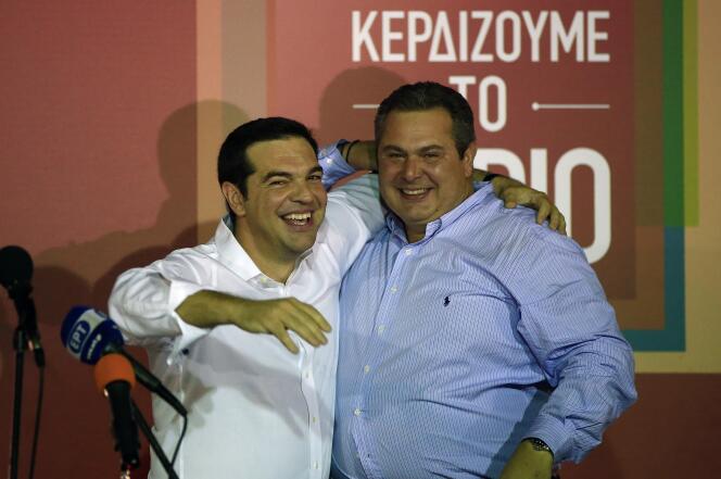 Alexis Tsipras, à gauche, célèbre sa victoire avec le chef de file du parti souverainiste des Grecs indépendants, Panos Kammenos, le 20 septembre à Athènes.