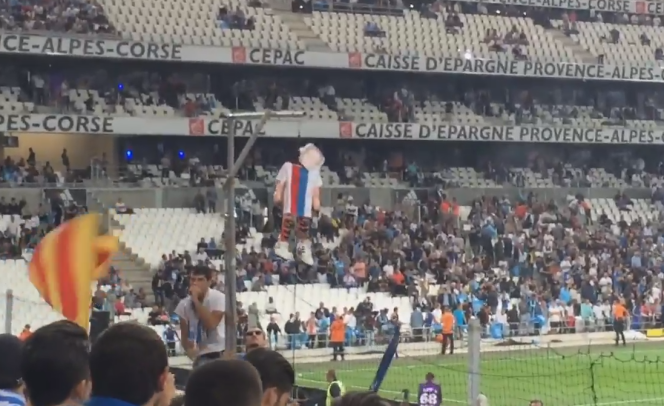 Une poupée gonflable à l'effigie de Mathieu Valbuena a été pendue à un gibet lors de la rencontre opposant son ancienne et sa nouvelle équipe, l'Olympique de Marseille et l'Olympique lyonnais.