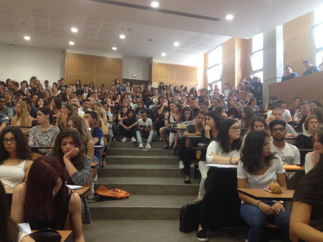 Une salle de cours de l'université de Montpellier particulièrement bondée.