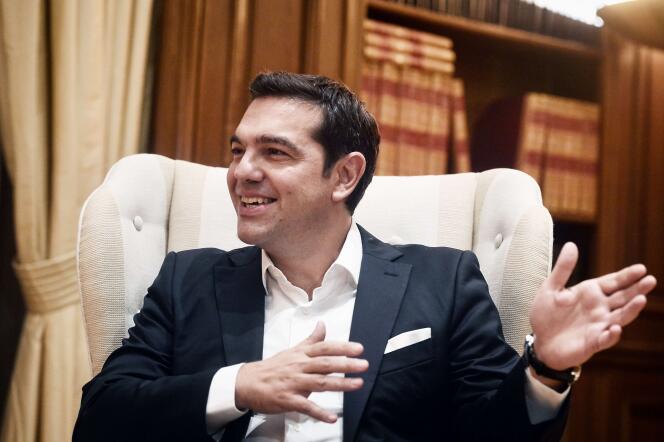 La composition du nouveau gouvernement de coalition entre la gauche radicale Syriza et les Grecs indépendants (ANEL) a été annoncée très tard mardi 22 septembre. Avec un organigramme proche du précédent, Alexis Tsipras fait le choix de la continuité.