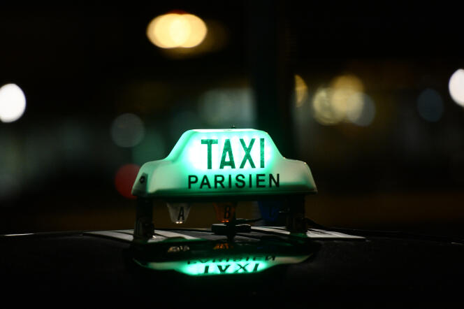 Un taxi parisien à Orly en décembre 2014.