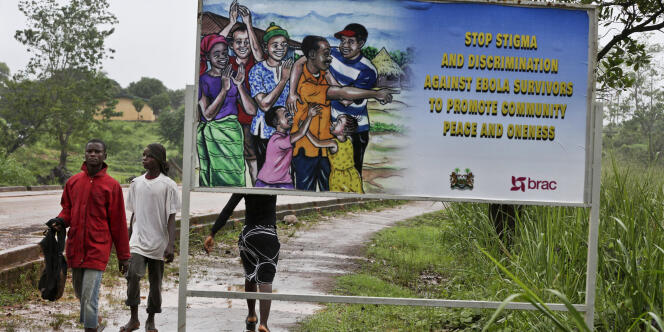 Un panneau appelle à arrêter la stigmatisation envers les rescapés d'Ebola, en Sierra Leone, le 12 août.