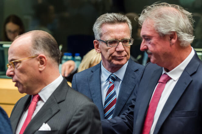 Le ministre allemand de l'intérieur, Thomas de Maiziere, entouré de ses homologues luxembourgeois, Jean Asselborn, (à droite), et français, Bernard Cazeneuve, à Bruxelles, le 22 septembre.