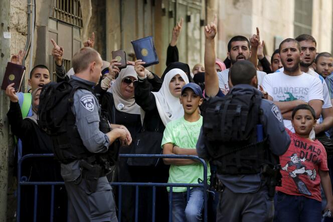Palestiniens empêchés d'accéder à l'esplanade des Mosquées, pendant la visite d'un groupe de juifs, mardi 22 septembre 2015.