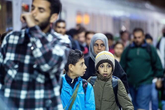 Des migrants arrivent à la gare de l'aéroport de Cologne-Bonn en provenance d'Autriche, mardi 22 septembre.