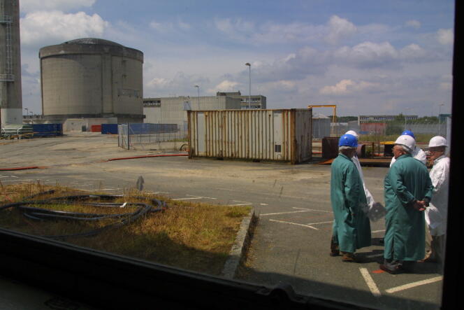 Des membres de l'Observatoire du démantèlement de la centrale nucléaire de Brennilis visitent le chantier, le 6 juin 2001.