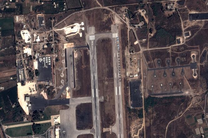 Photo satellite de l'aéroport de Lattaquié, dans l'ouest de la Syrie, prise le 20 septembre, sur lequel sont stationnés des avions militaires russes.