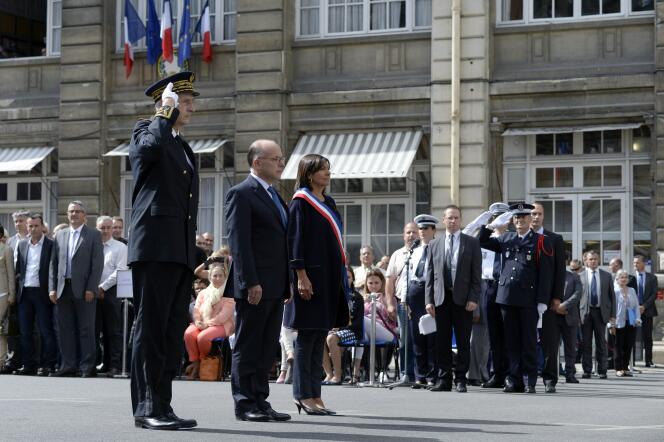 Michel Cadot, préfet de police, Bernard Cazeneuve, ministre de l'intérieur, et Anne Hidalgo, à Paris, le 2 septembre.