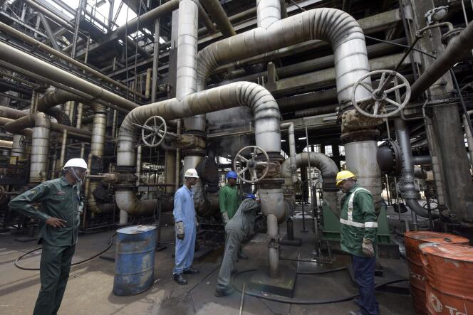 Des ouvriers à la raffinerie de pétrole de Port Harcourt au Nigeria le 16 septembre 2015.