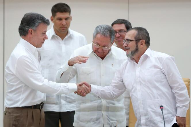 Le président colombien Juan Manuel Santos, celui de Cuba Raul Castro et le leader des FARC Rodrigo Londono, à La Havane le 23 septembre 2015.