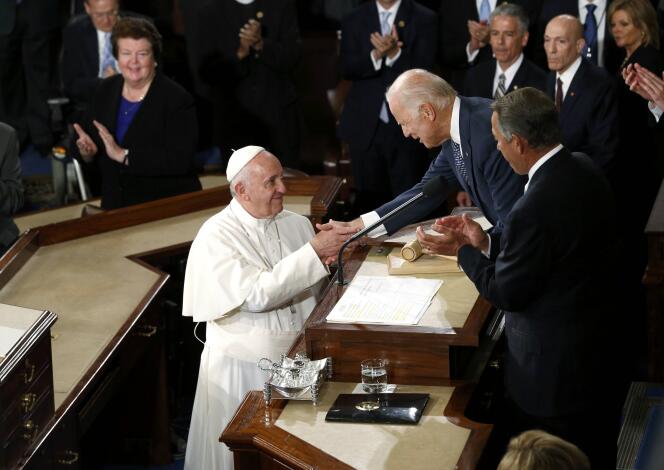 Le pape François accueilli au Congrès américain par le vice-président démocrate Joe Biden, le 24 septembre.