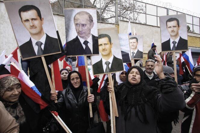 Une manifestation progouvernementale devant l'ambassade de Russie à Damas en mars 2002.