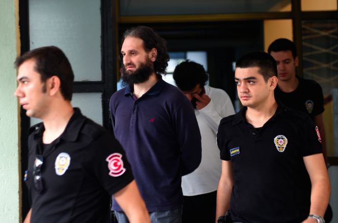 Un membre suspecté de l'Etat islamique est escorté  dans un hôpital d'Istanbul pour une visite médicale, au deuxième jour de sa garde à vue, en juillet.