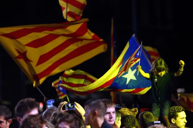 Des partisans de l'indépendance de la Catalogne manifestent leur joie à Barcelone, dimanche 27 septembre.