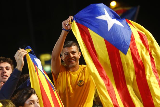 Des partisans de l'indépendance de la Catalogne manifestent leur joie à Barcelone, dimanche 27 septembre.
