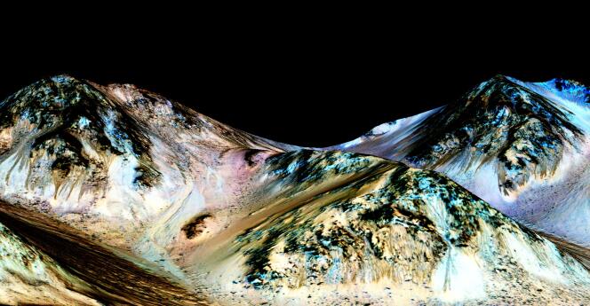 Les traces sombres visibles sur ce paysage martien seraient dues à des coulées intermittentes de saumure.