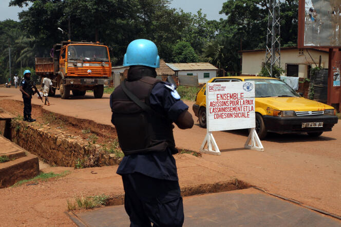 Un casque bleu rwandais en patrouille dans un marché de bangui, en septembre.
