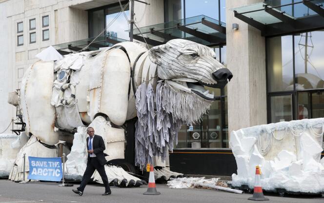 Un ours polaire construit par Greenpeace face au siège de Shell à Londres, le 25 septembre.