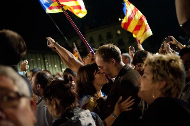 Un couple s'embrasse après l'annonce des résultats des élections régionales qui se sont tenues dimanche 27 septembre, à Barcelone.