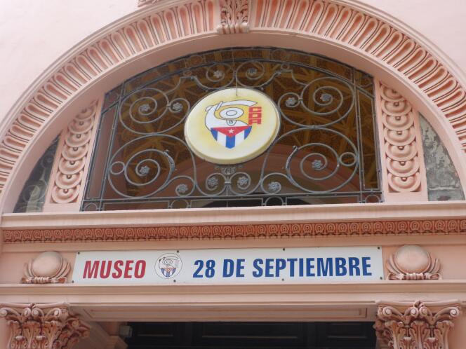 L'entrée du musée des Comités de défense de la Révolution, dans la rue commerciale de la Vieille Havane, calle Obispo, à Cuba, en juillet 2015.