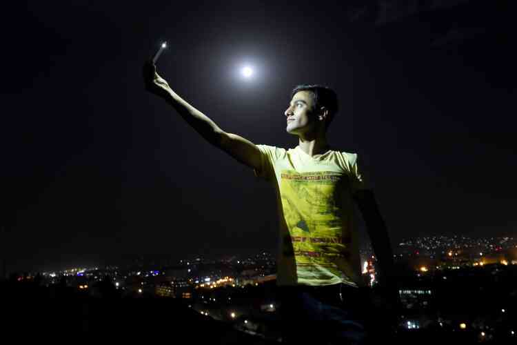 A Kaboul, en Afghanistan. Un jeune Afghan réalise un selfie depuis une des collines de Kaboul, à quelques heures du début de l'éclipse. Cet phénomène est le résultat de la conjonction rare de deux phénomènes astronomiques : aux premières heures de lundi, la Lune était à son périgée, point le plus proche de la Terre.