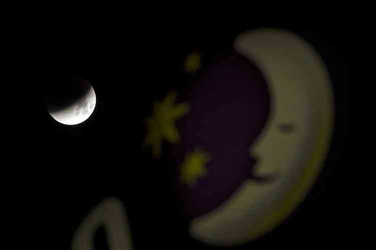 Pendant l'éclipse, vue de Douvres. La dernière combinaison d'une éclipse lunaire et d'une "super Lune" remonte en effet à 1982, selon la Nasa, et la prochaine ne se produira pas avant 2033.