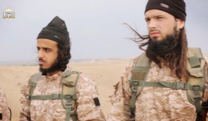 Le Français Maxime Hauchard (à droite), dans une vidéo de propagande de l’Etat islamique, diffusée en novembre 2014.