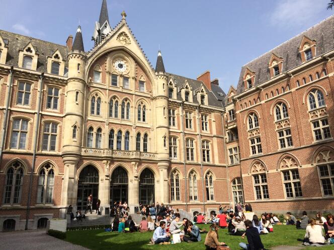 La cour d'honneur de l'université catholique de Lille.