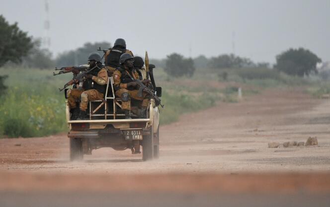 Des forces de l'armée loyalistes patrouillent à proximité de la base dans laquelle étaient retranché le RSP, à Ouagadougou le 29 septembre. L'armée a délogé les ex-putschistes dans la soirée.