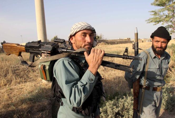 Deux policiers afghans se préparent à une bataille avec les talibans, mardi 29 septembre, dans la ville de Kunduz.