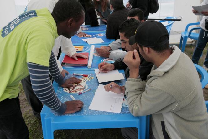 Des réfugiés apprennent le français avec des volontaires du Secours catholique, à Cergy (Val-d'Oise), le 16 septembre 2015.