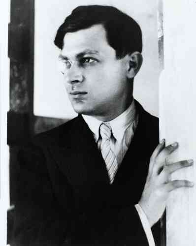 « Ayant lui-même sabordé Dada, Tzara se tourne vers d’autres recherches. Il continuera d’attirer à lui de nombreux créateurs comme le peintre Chagall et des photographes comme Germaine Krull et André Kertész. »