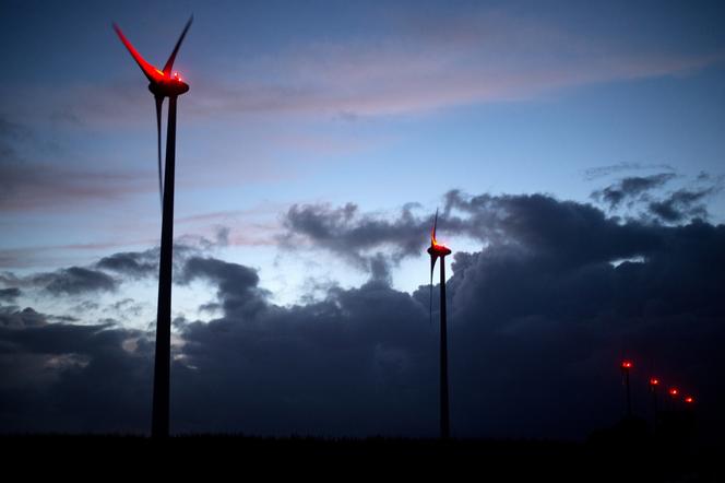 Un coucher de soleil sur des éoliennes à Mésanger (Loire-Atlantique) AFP PHOTO / JEAN-SEBASTIEN EVRARD