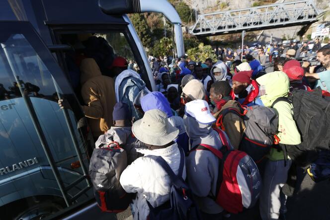 Une trentaine de migrants ont été évacué, mercredi 30 septembre, vers le centre d’accueil des migrants de la Croix-Rouge, à Vintimille