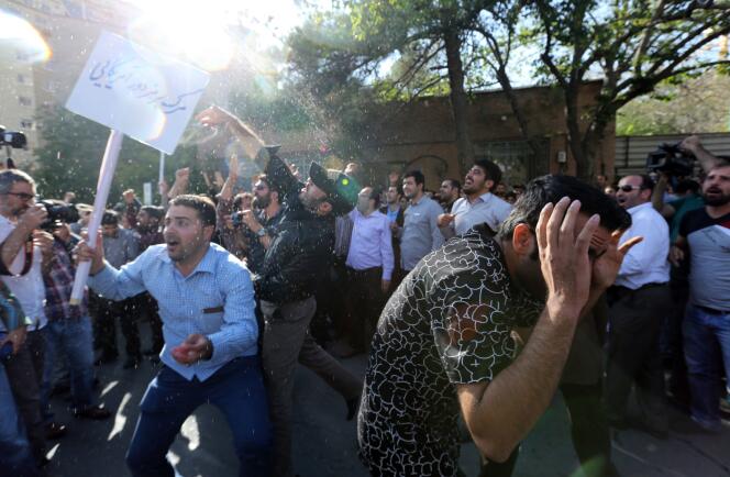 Des manifestants jettent des fruits devant l’ambassade d’Arabie saoudite à Téhéran, le 27 septembre.