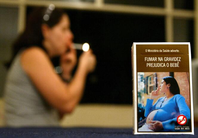 Au Brésil, un avertissement pour les femmes enceintes sur un paquet de cigarettes.