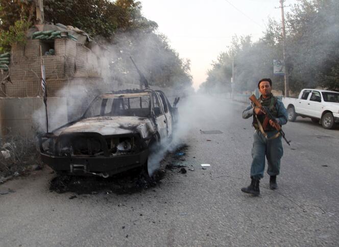 Un policier afghan patrouille, le 1er octobre à Kunduz, que l'armée dit avoir repris aux talibans.