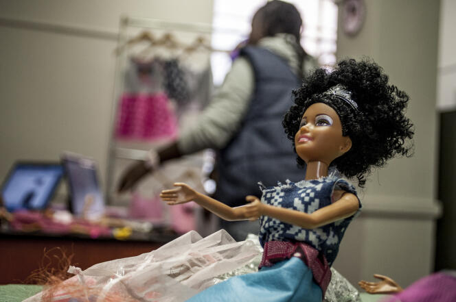 La Denim Dungaree, une des nombreuses poupées Momppy Mpoppy fabriquées à Johannesburg.