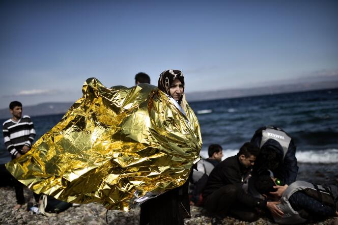 Des migrants arrivent sur l'île grecque de Lesbos après avoir traversé la mer Egée depuis la Turquie, le 1er octobre.