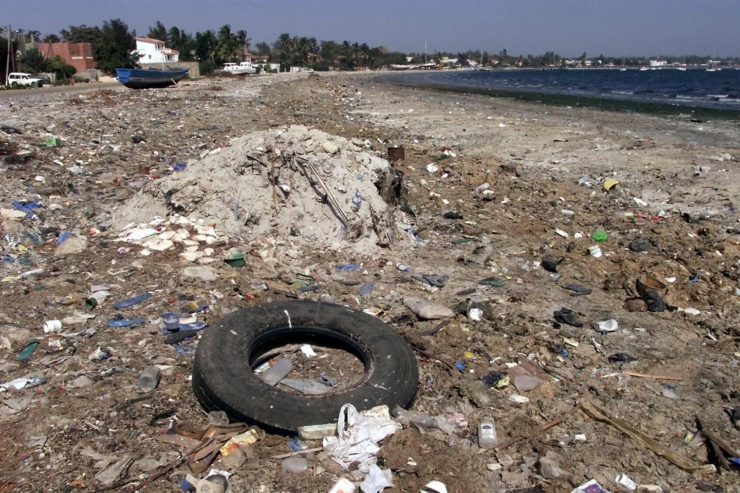 Asphyxiée par les déchets, la baie de Hann de Dakar attend un programme de  dépollution