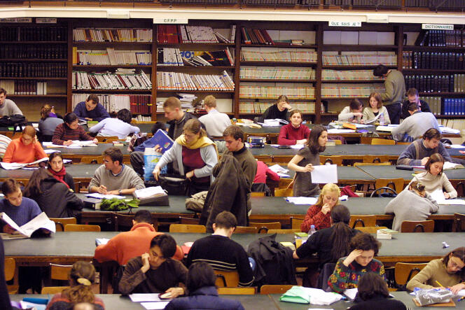 Des étudiants travaillent dans la bibliothèque de l'Institut d'études politiques (IEP) de Paris, le  27 février 2001.