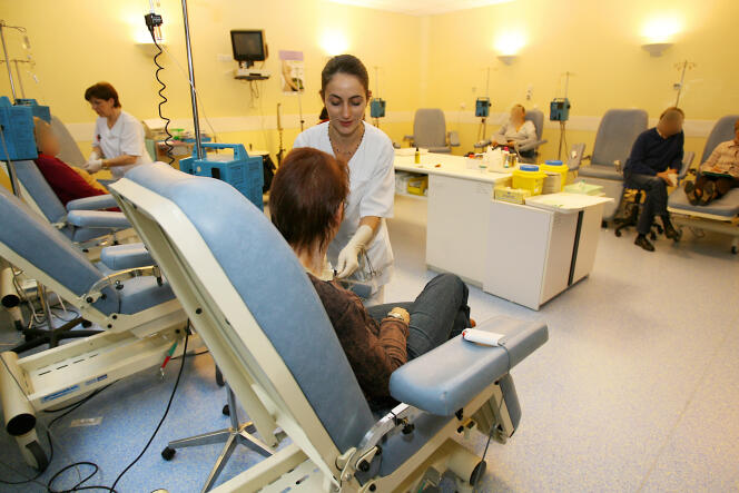 Une infirmière installe une perfusion à une patiente avant une séance de chimiothérapie, le 17 Janvier 2007 dans une salle de traitement du centre hospitalier Oscar Lambret de Lille.