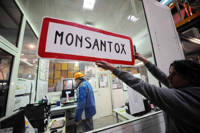 Une action de militants anti-OGM sur le site de Monsanto à Trèbes, en janvier 2014.