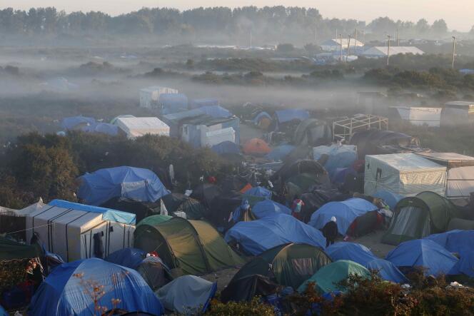 Dans la « jungle » de Calais, 3 000 personnes campent dans des abris de fortune.
