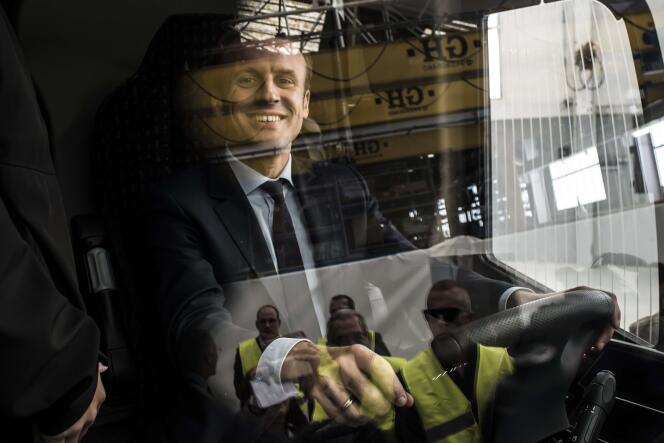 Emmanuel Macron au volant d'un autobus lors de la visite d'une usine du fabricant de bus IVECO à Annonay le 21 septembre 2015.